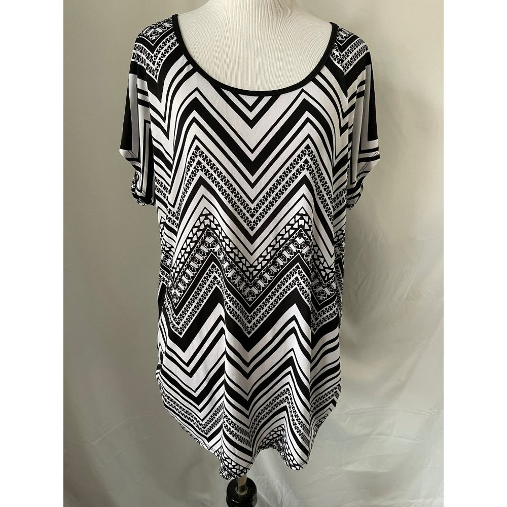 Tutta Bella Maternity Black/White Chevron Print Lace Keyhole Back Blouse - 1X